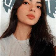 Profesora de Derecho imparte clases a estudiantes de diferentes semestres